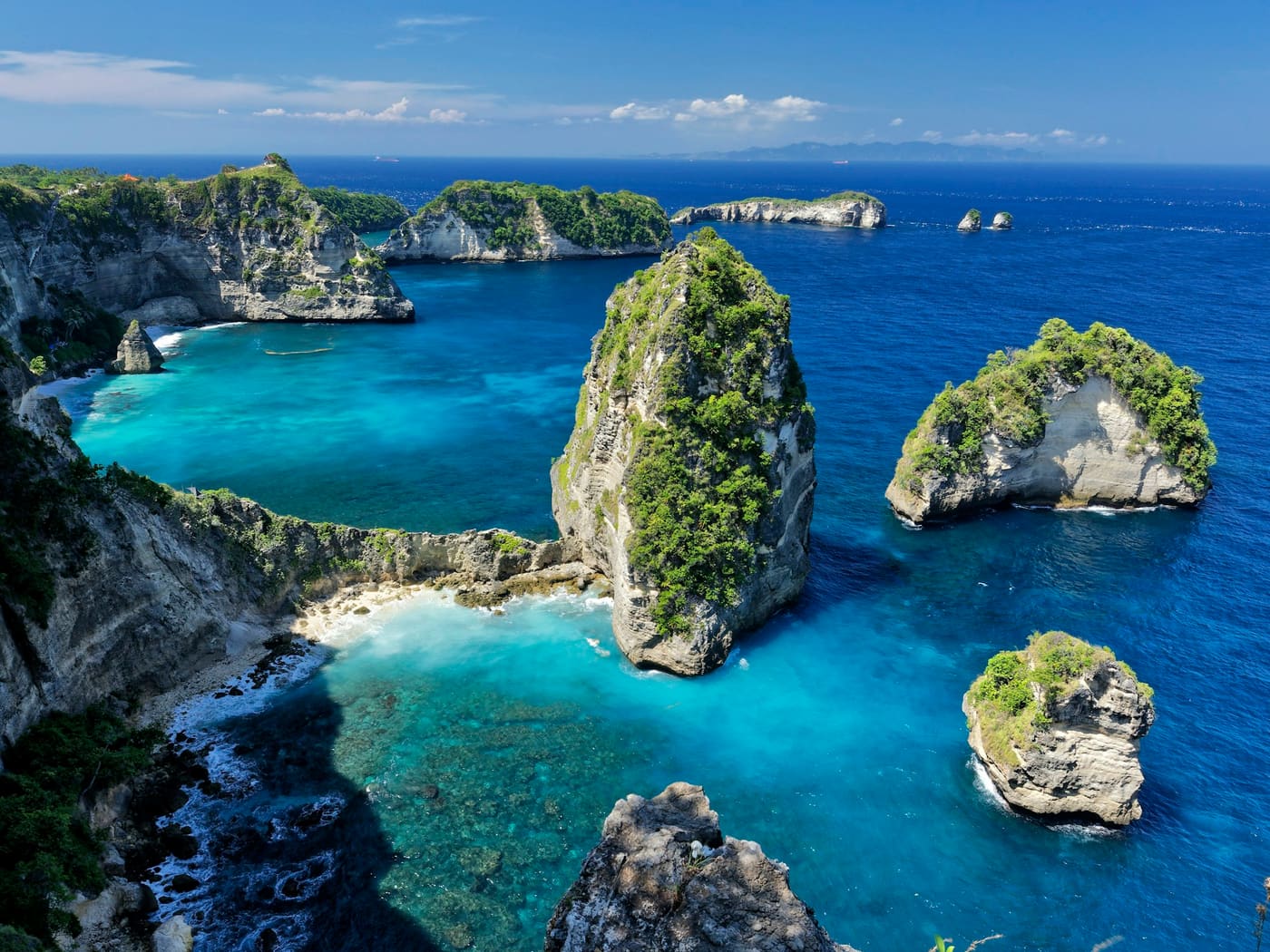 Rock islets and turquoise water on the east coast of Nusa Penida
